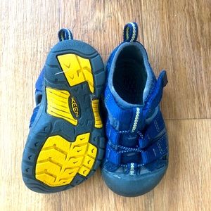 Keen toddler boys Velcro water hiking shoes 6k
